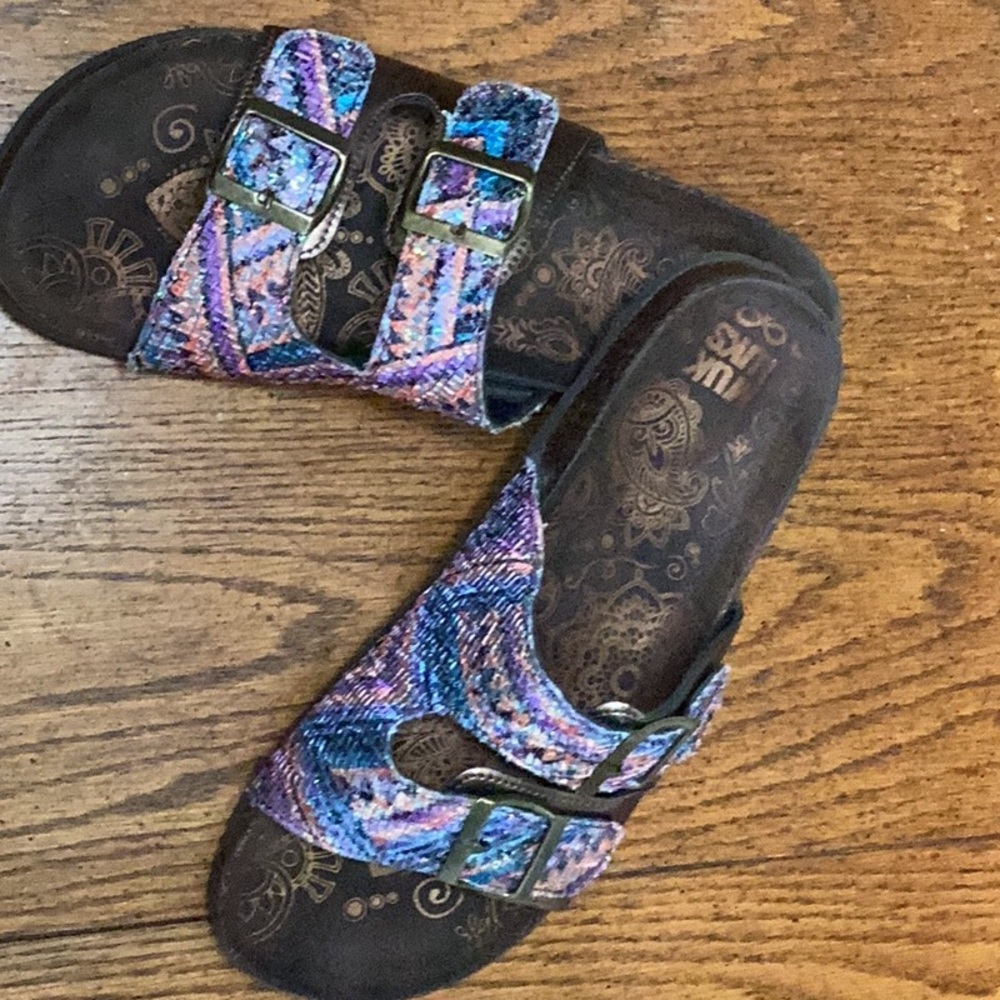 Muk Luks sandals size 11